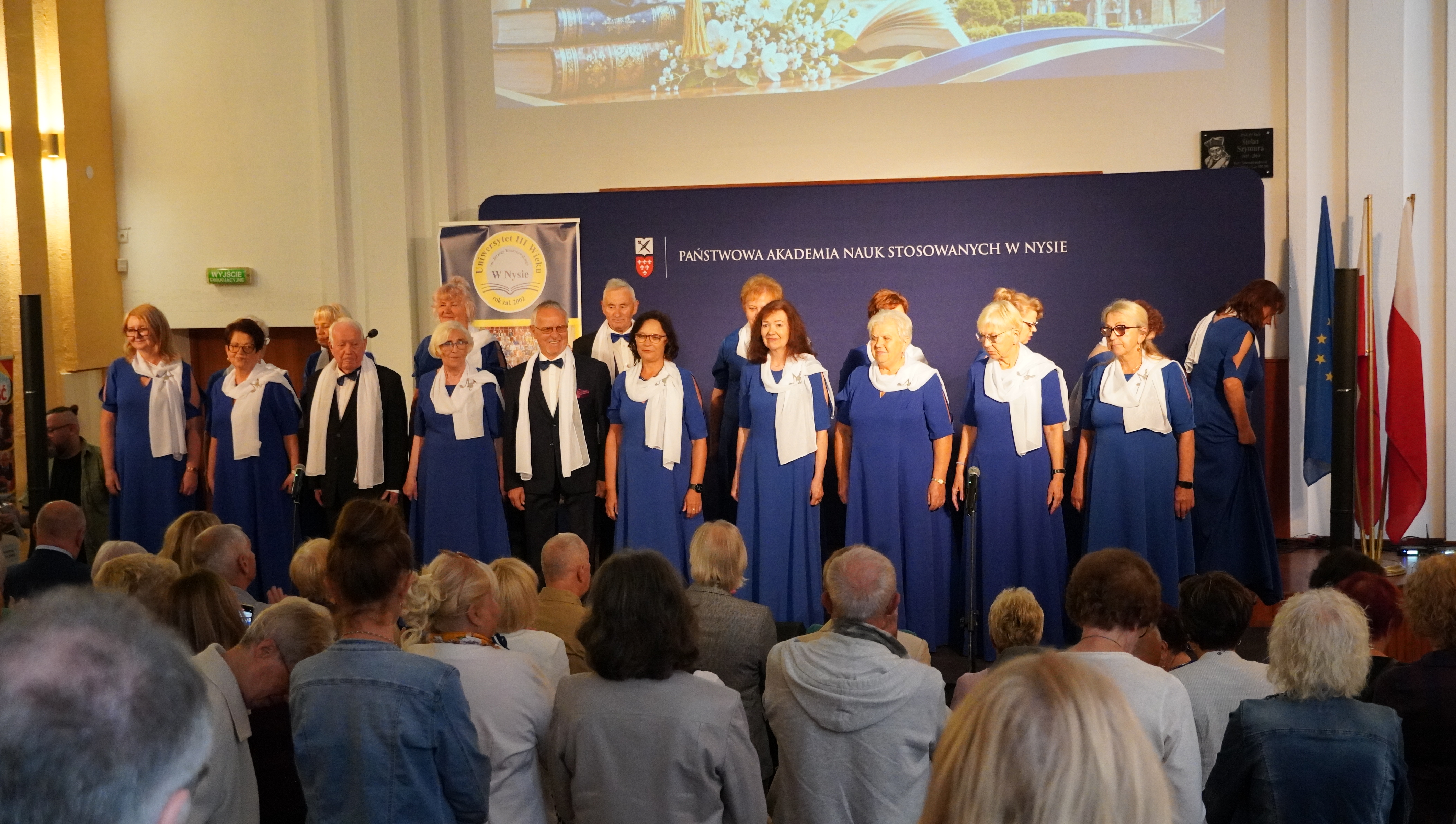 Chór Melodia na scenie podczas inauguracji roku akademickiego UTW Nysa