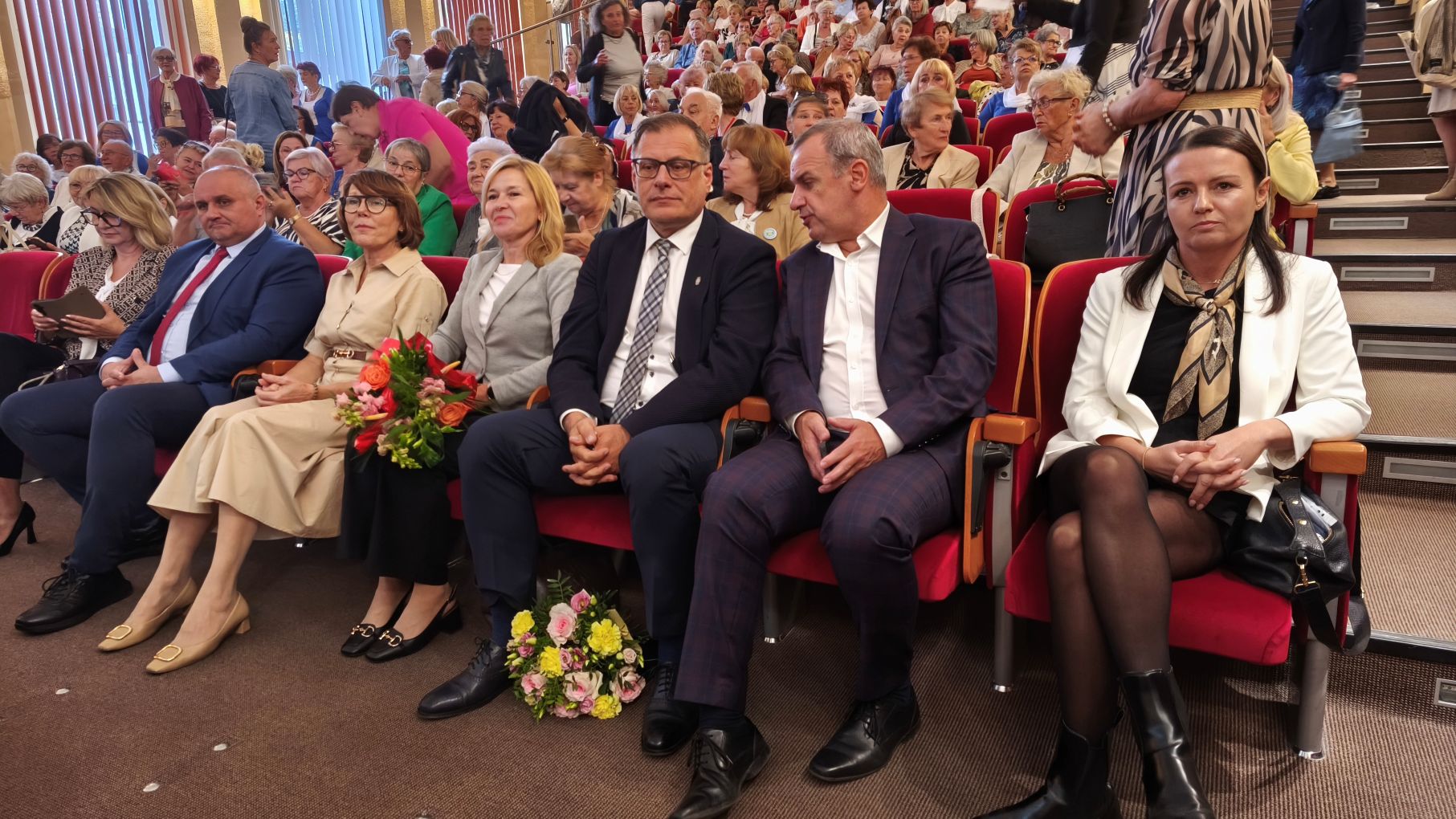 Zaproszeni goście i słuchacze zajmują miejsca w auli PANS w Nysie
