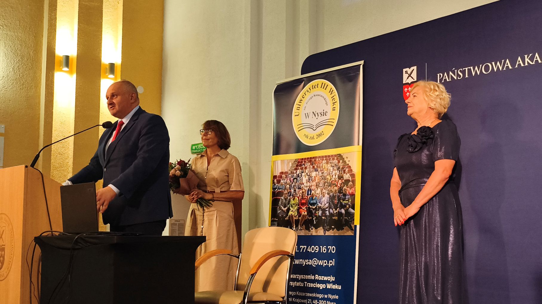 Goście na scenie podczas wystąpienia inauguracyjnego