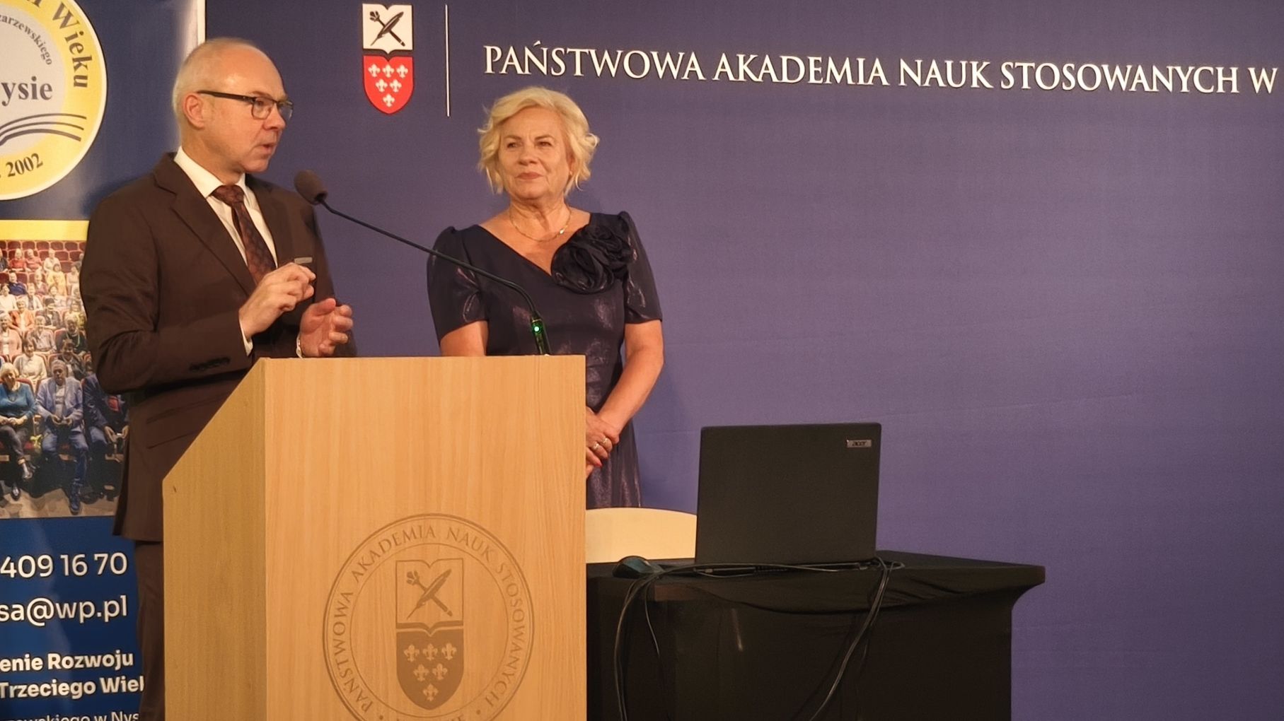 Wystąpienie gościa obok prezes UTW Nysa podczas inauguracji