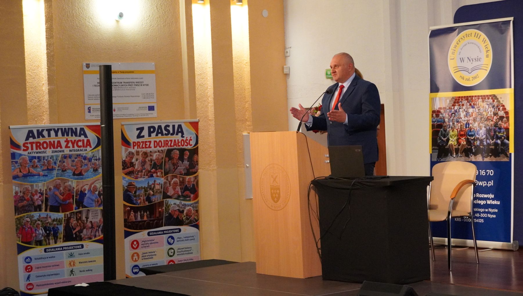 Wystąpienie gościa podczas inauguracji roku akademickiego UTW Nysa