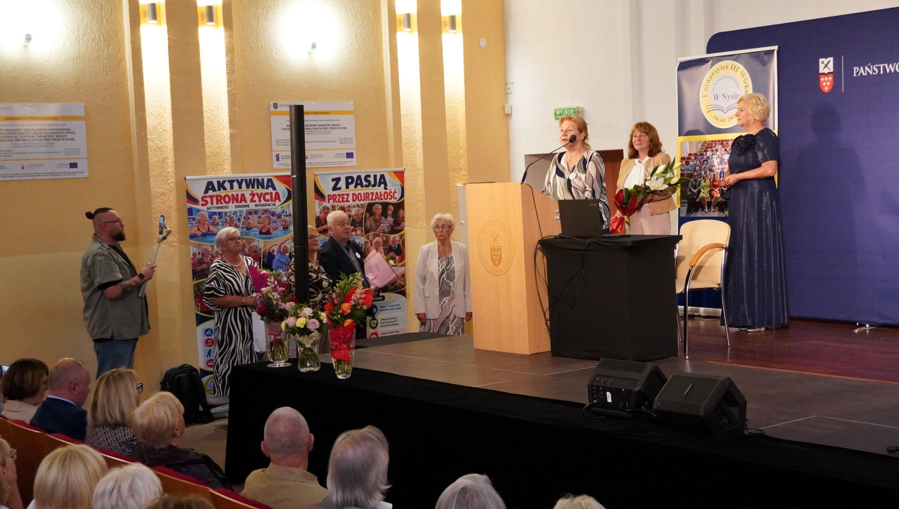 Delegacja gości z kwiatami podczas uroczystości inauguracyjnej
