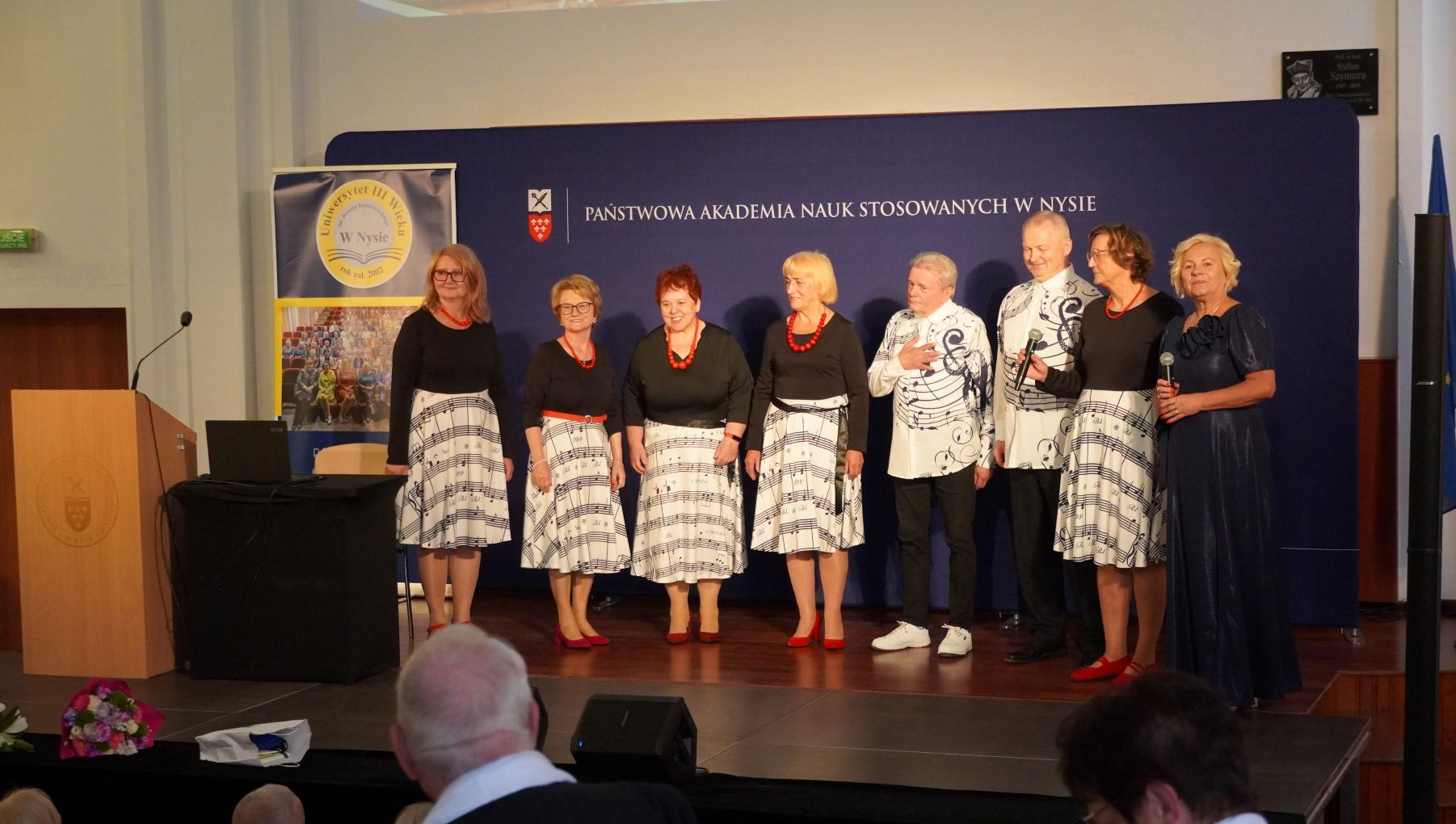 Zespół wokalny Remedium na scenie podczas inauguracji UTW Nysa