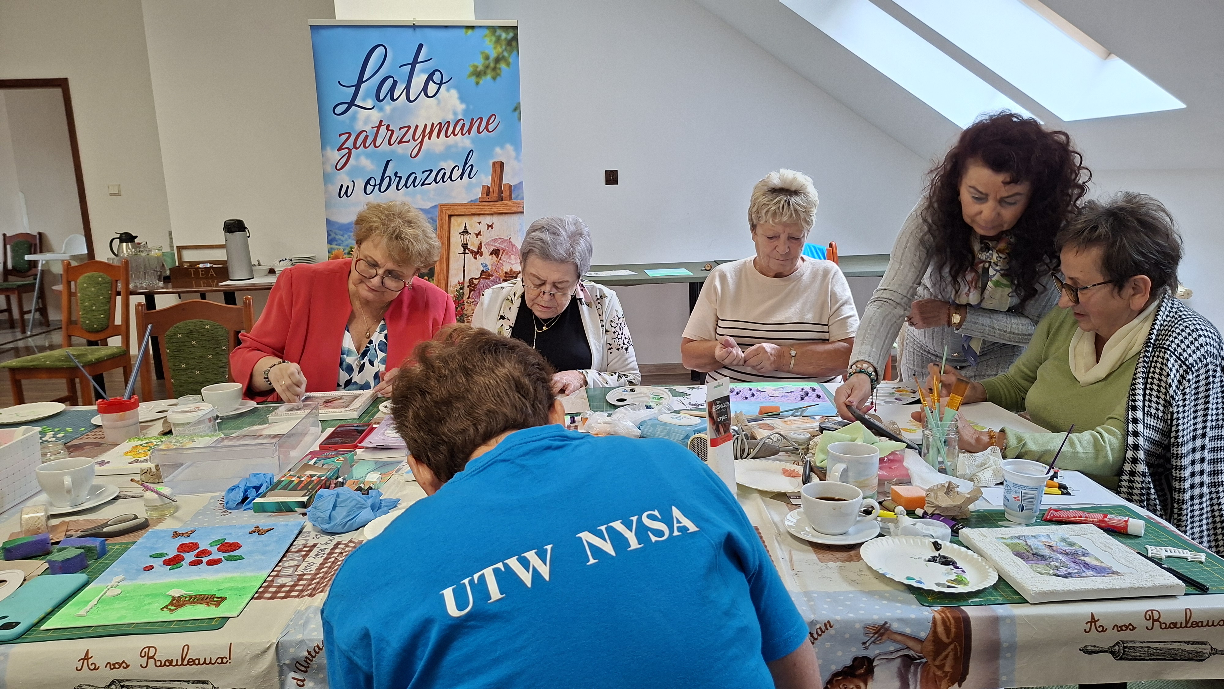 Malowanie i zdobienie prac podczas warsztatów „Lato zatrzymane w obrazach”