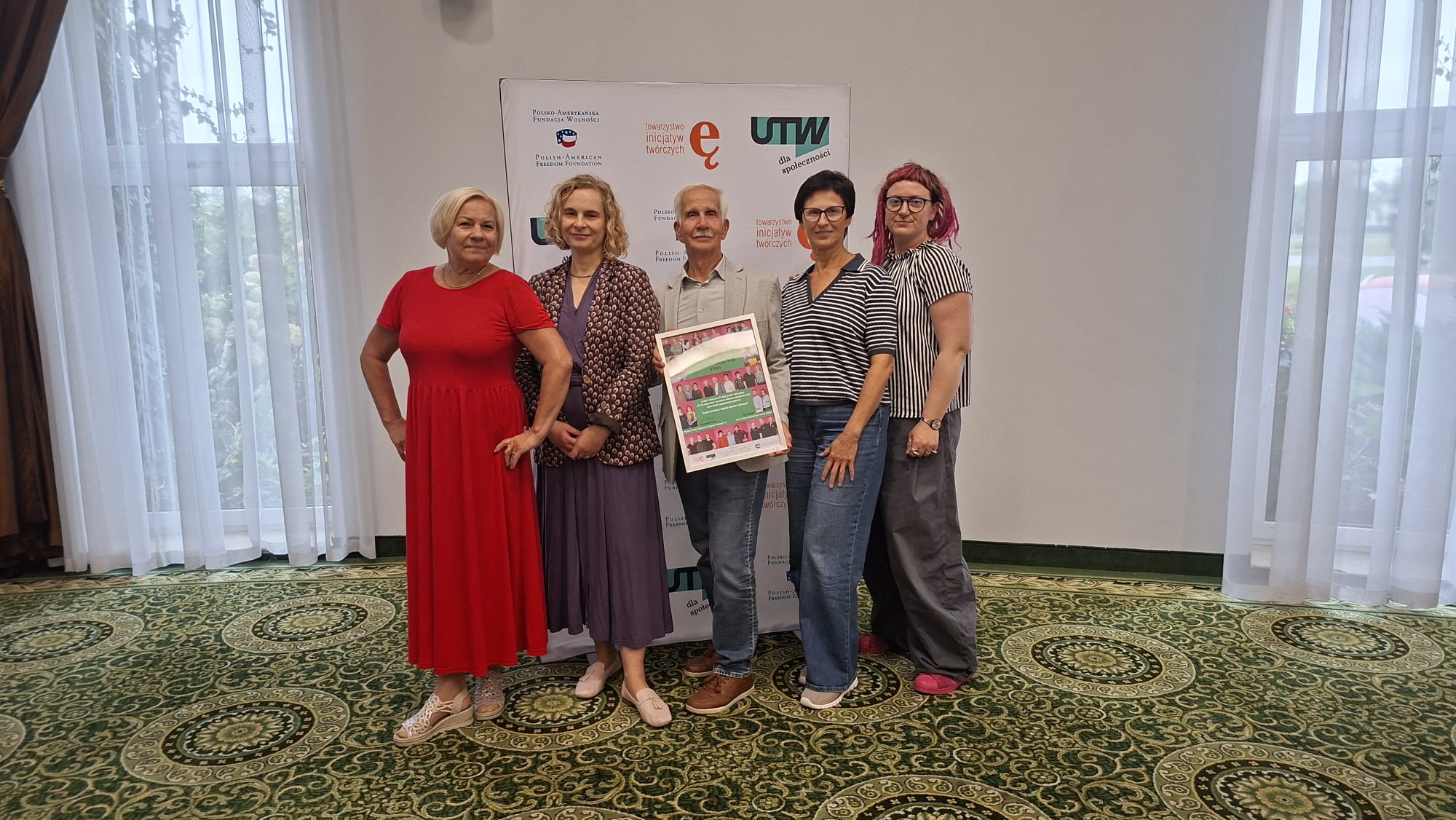 Przedstawiciele UTW Nysa i organizatorzy na podsumowaniu programu UTW dla społeczności