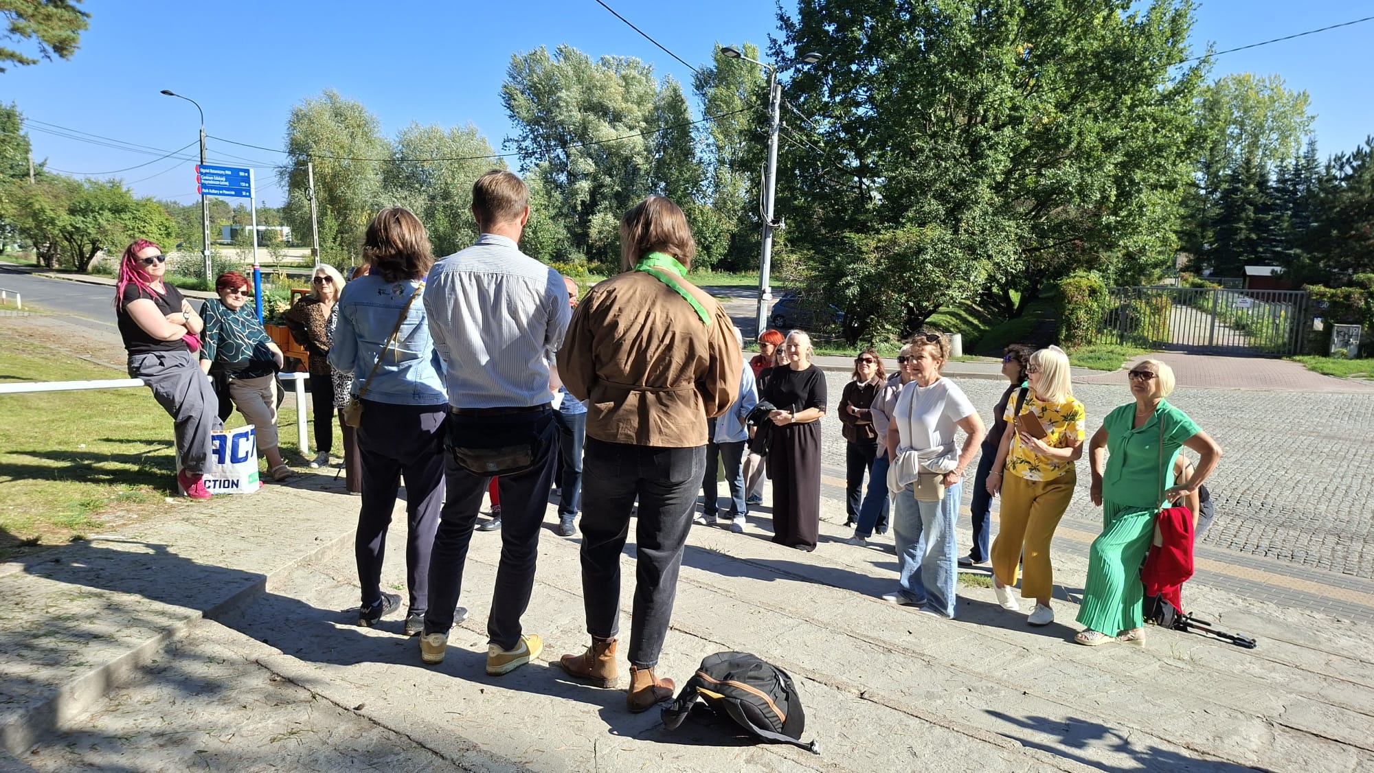 Uczestnicy spotkania podczas wspólnej aktywności na świeżym powietrzu