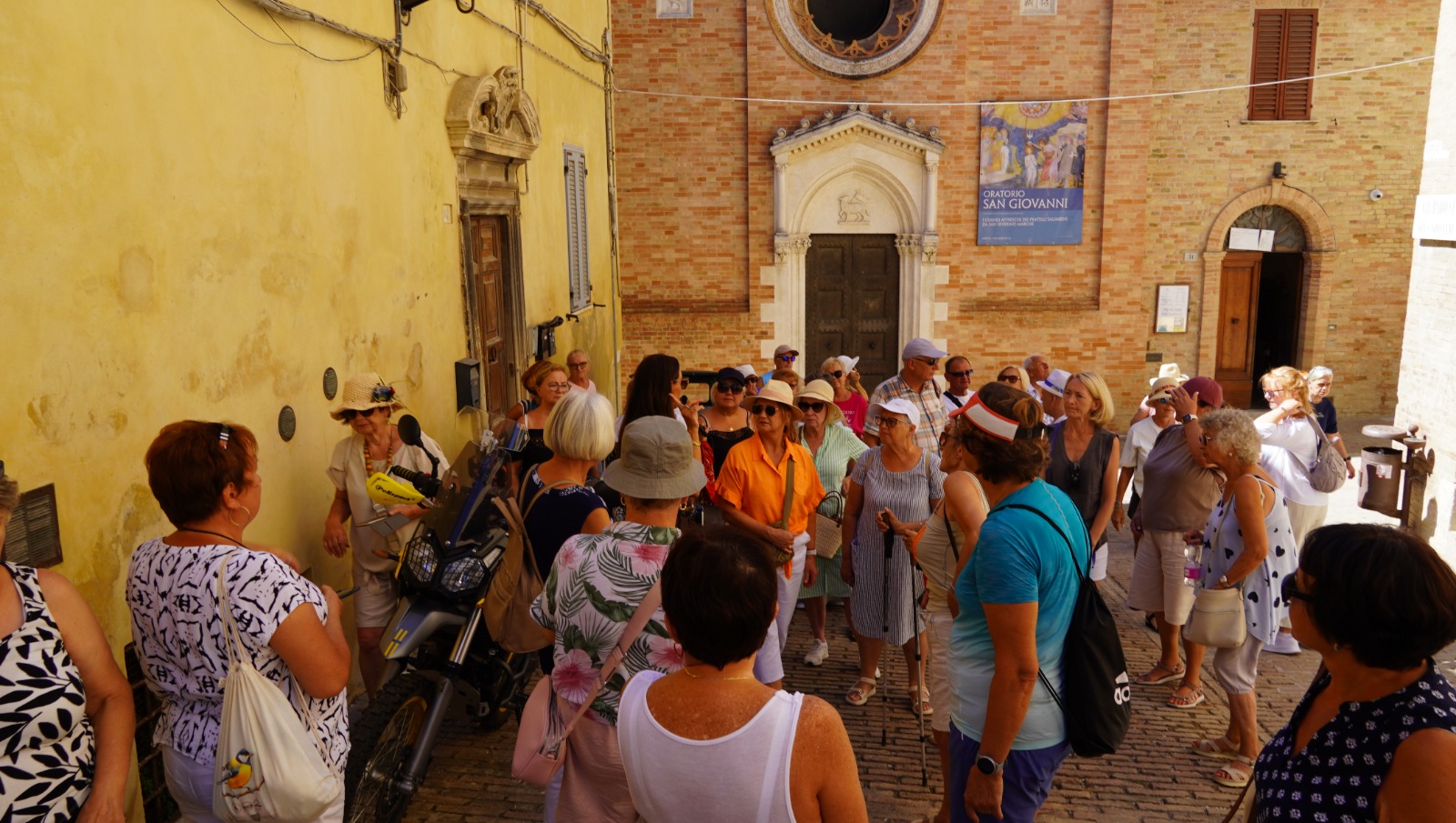 Grupa przy wejściu do oratorium San Giovanni