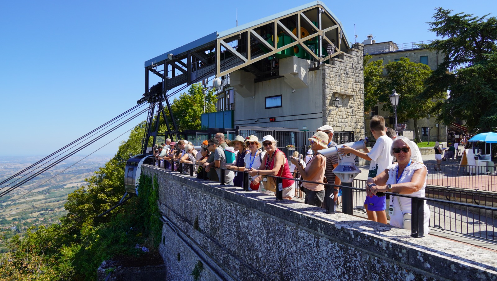 Uczestnicy podziwiają panoramę przy stacji kolejki w San Marino