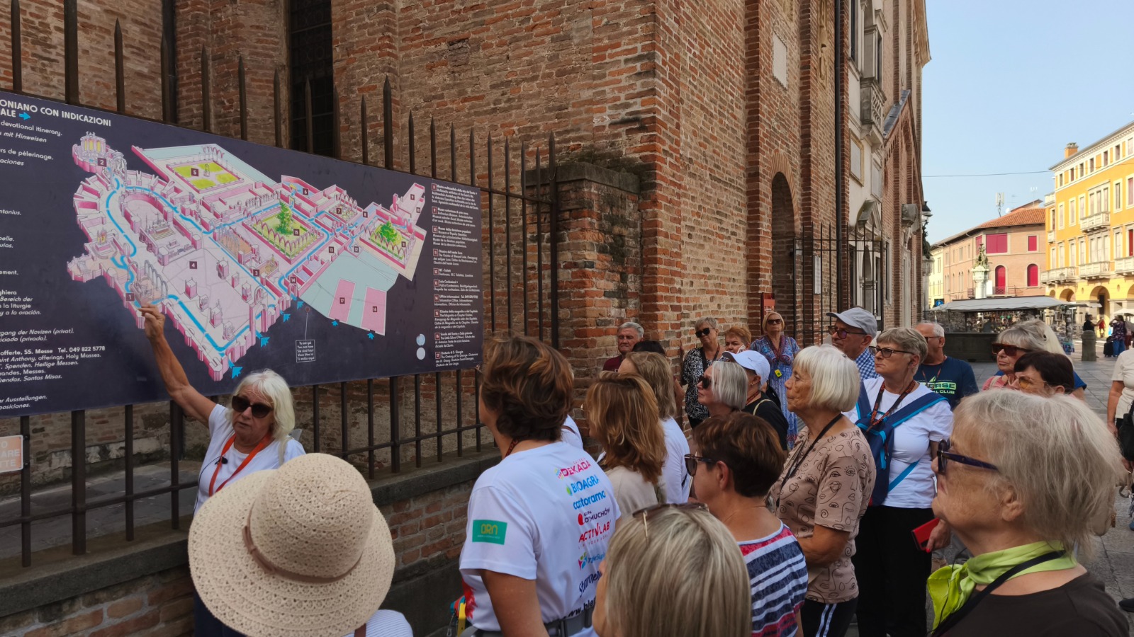 Przewodniczka omawia plan bazyliki św. Antoniego w Padwie